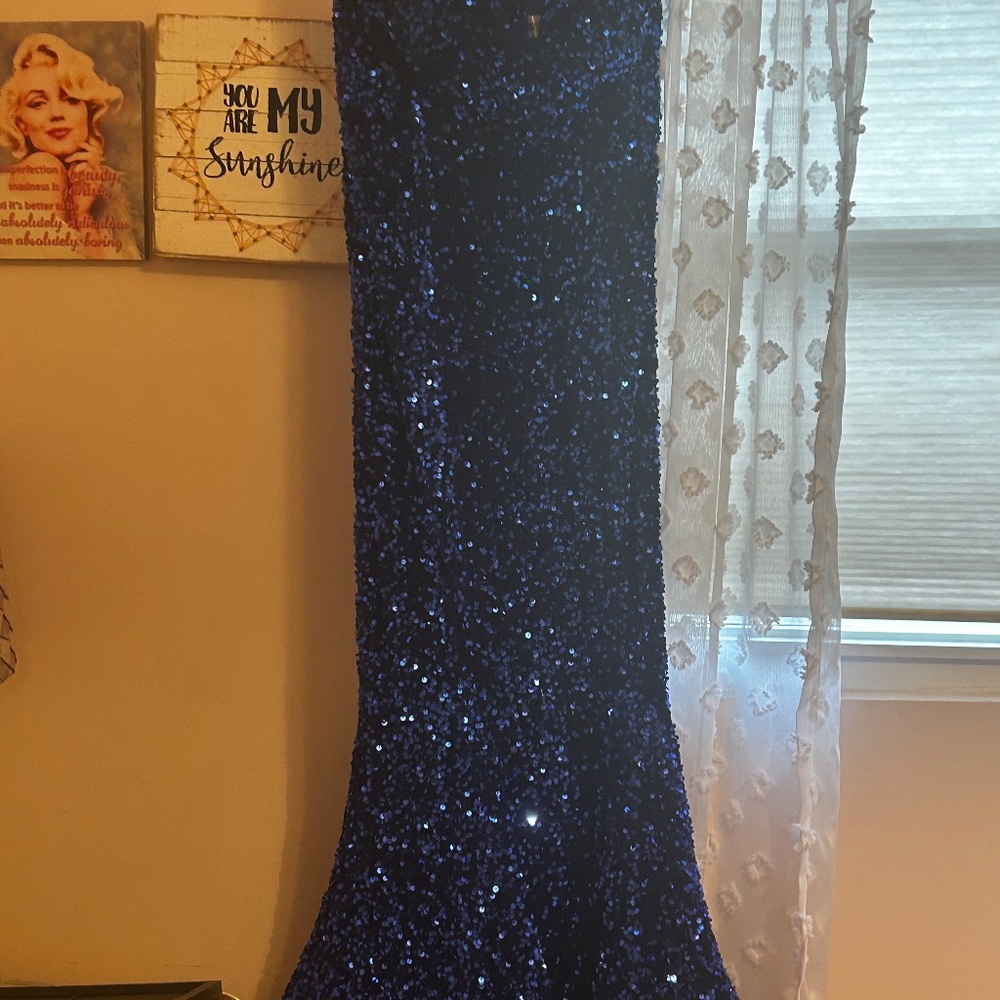 Blue sequence gown - Picture 4 of 4